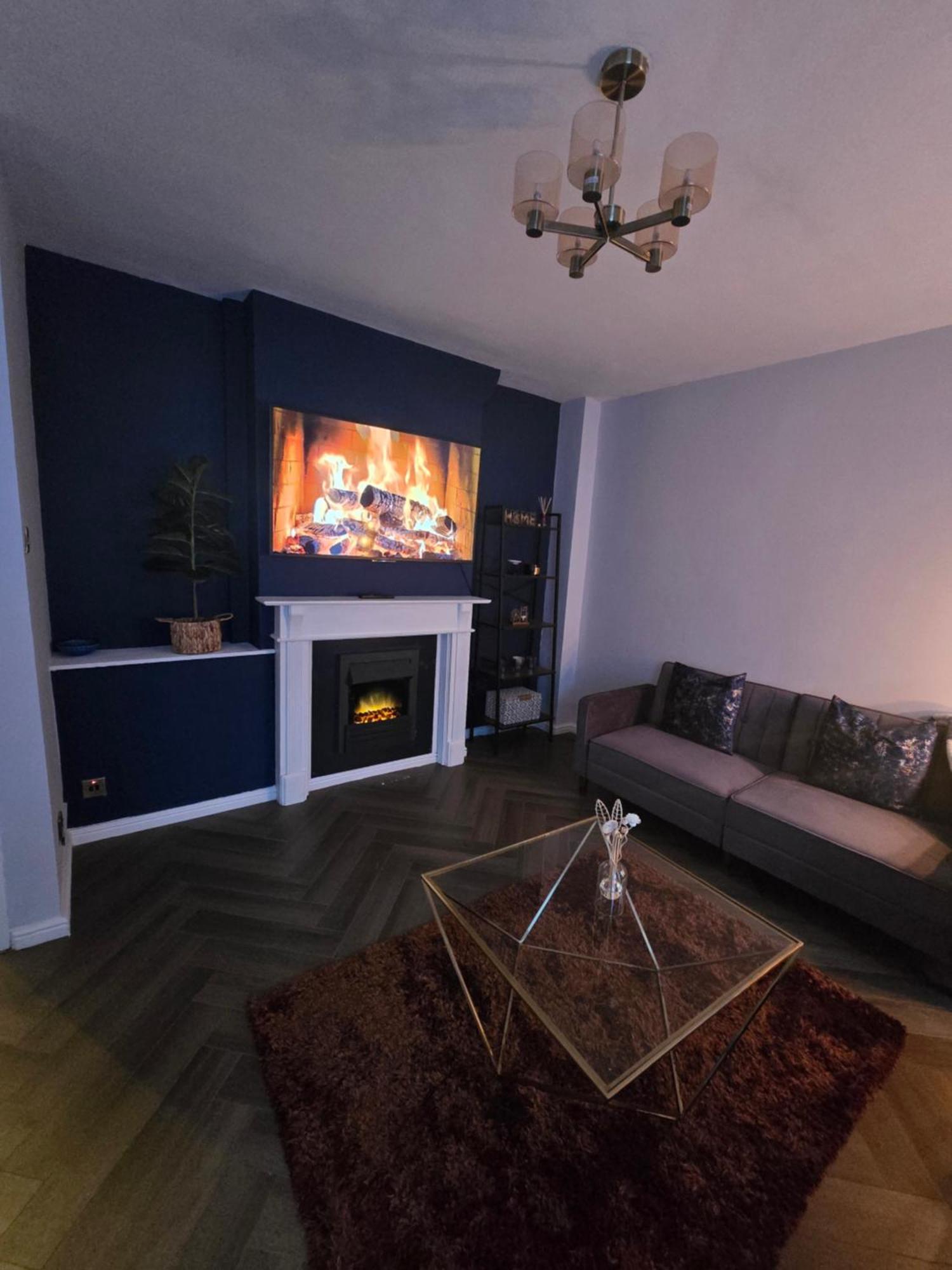 Contemporary & Spacious 1bd - Fireplace With Modern Comforts * Londra