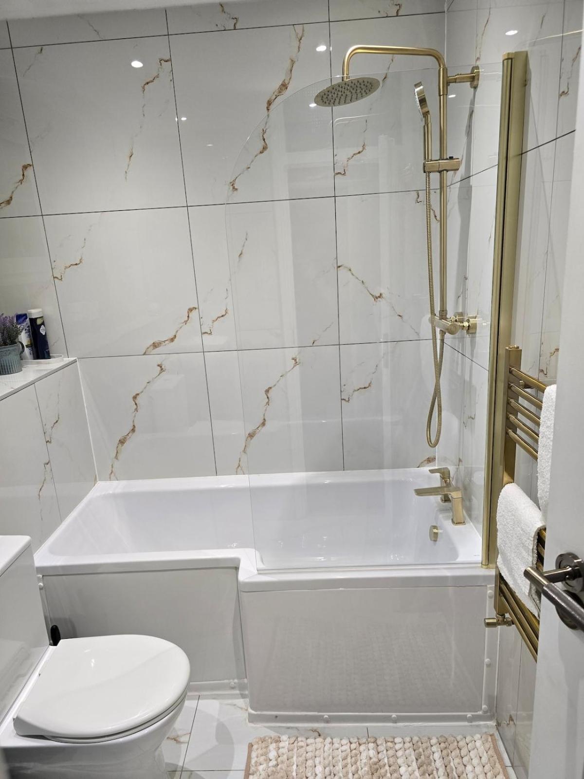 Contemporary & Spacious 1bd - Fireplace With Modern Comforts Apartament *