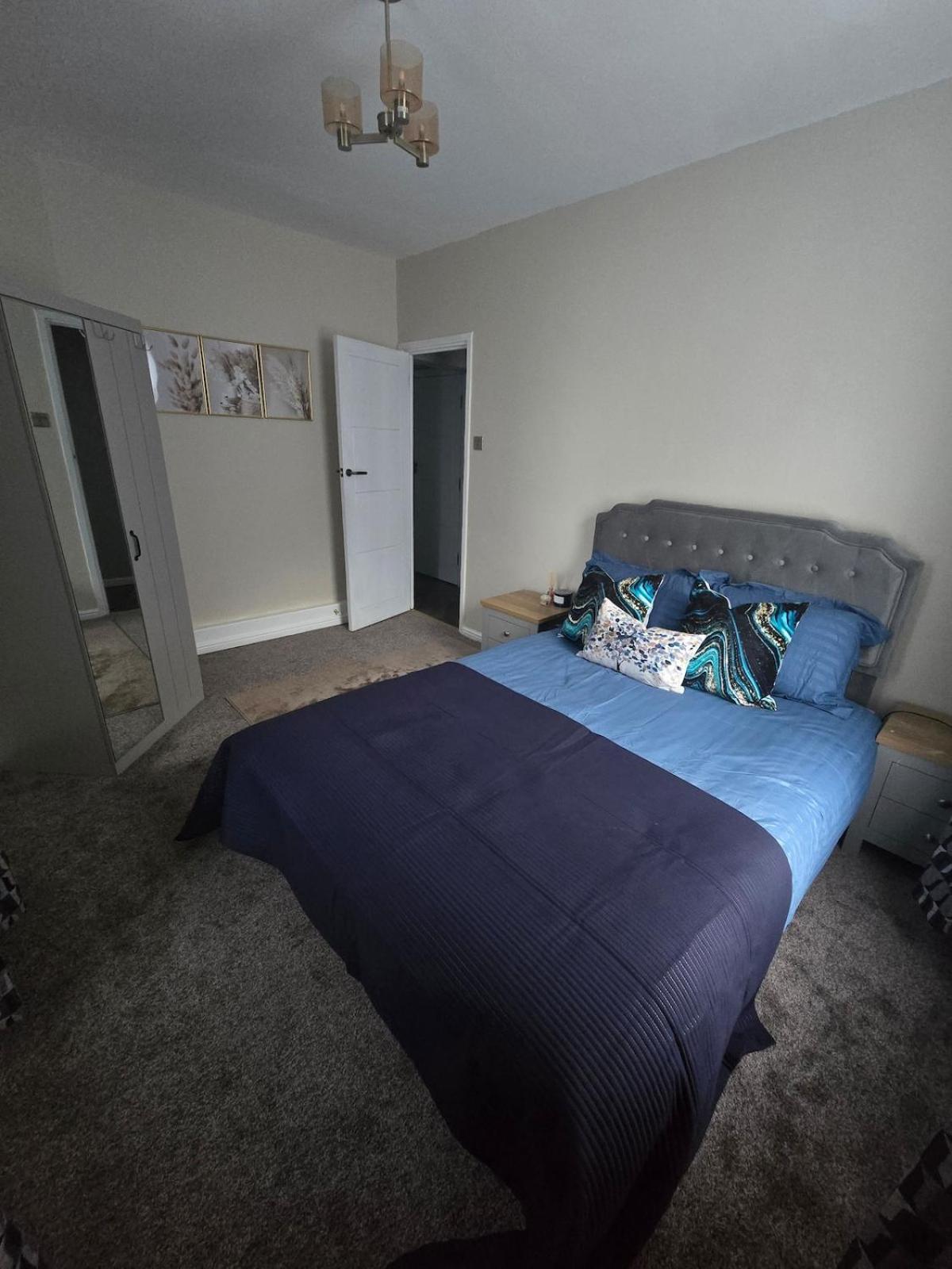 Contemporary & Spacious 1bd - Fireplace With Modern Comforts * Londra