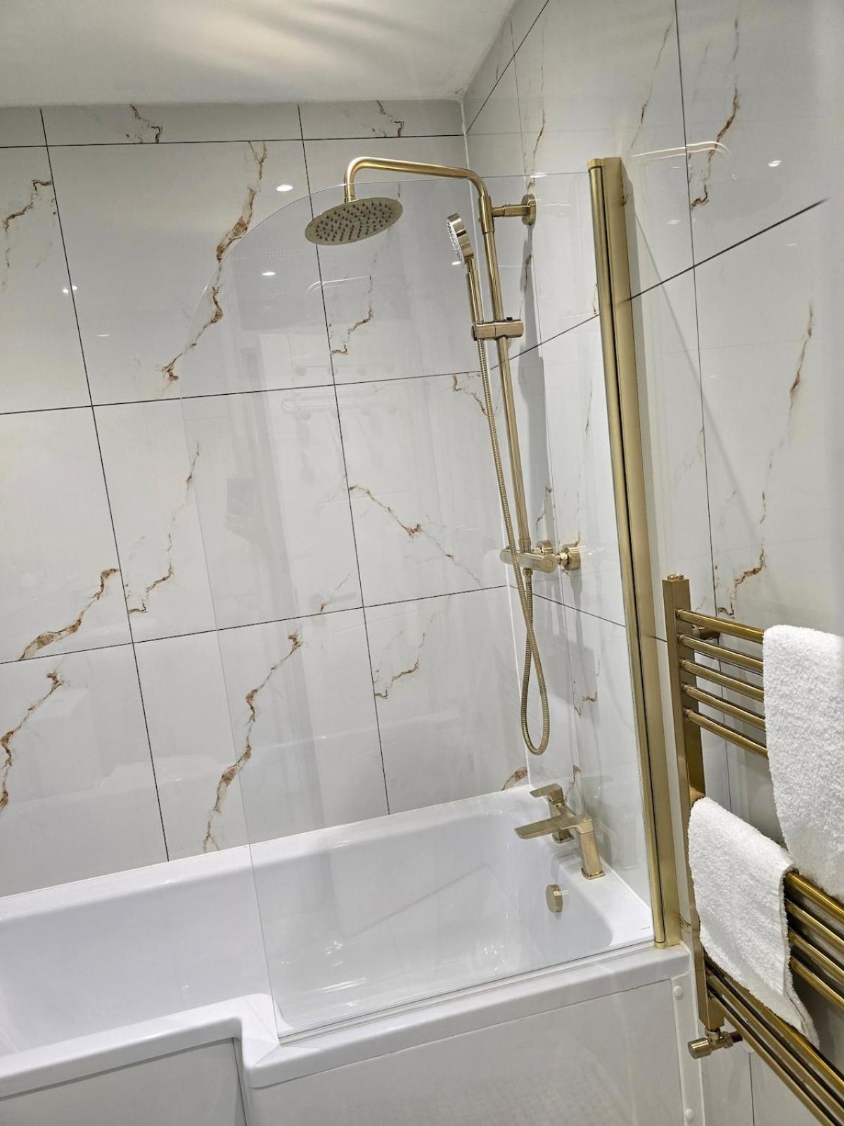 Contemporary & Spacious 1bd - Fireplace With Modern Comforts Apartament *