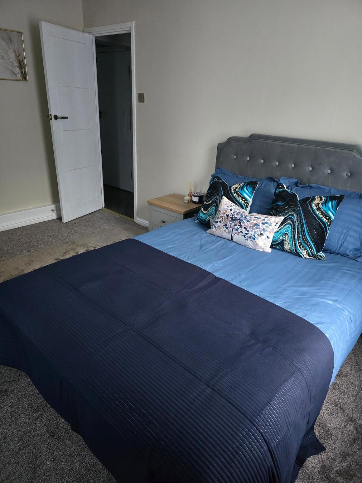 Contemporary & Spacious 1bd - Fireplace With Modern Comforts * Londra