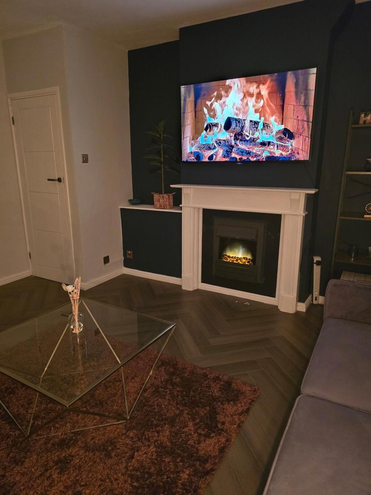 Contemporary & Spacious 1bd - Fireplace With Modern Comforts Apartament *