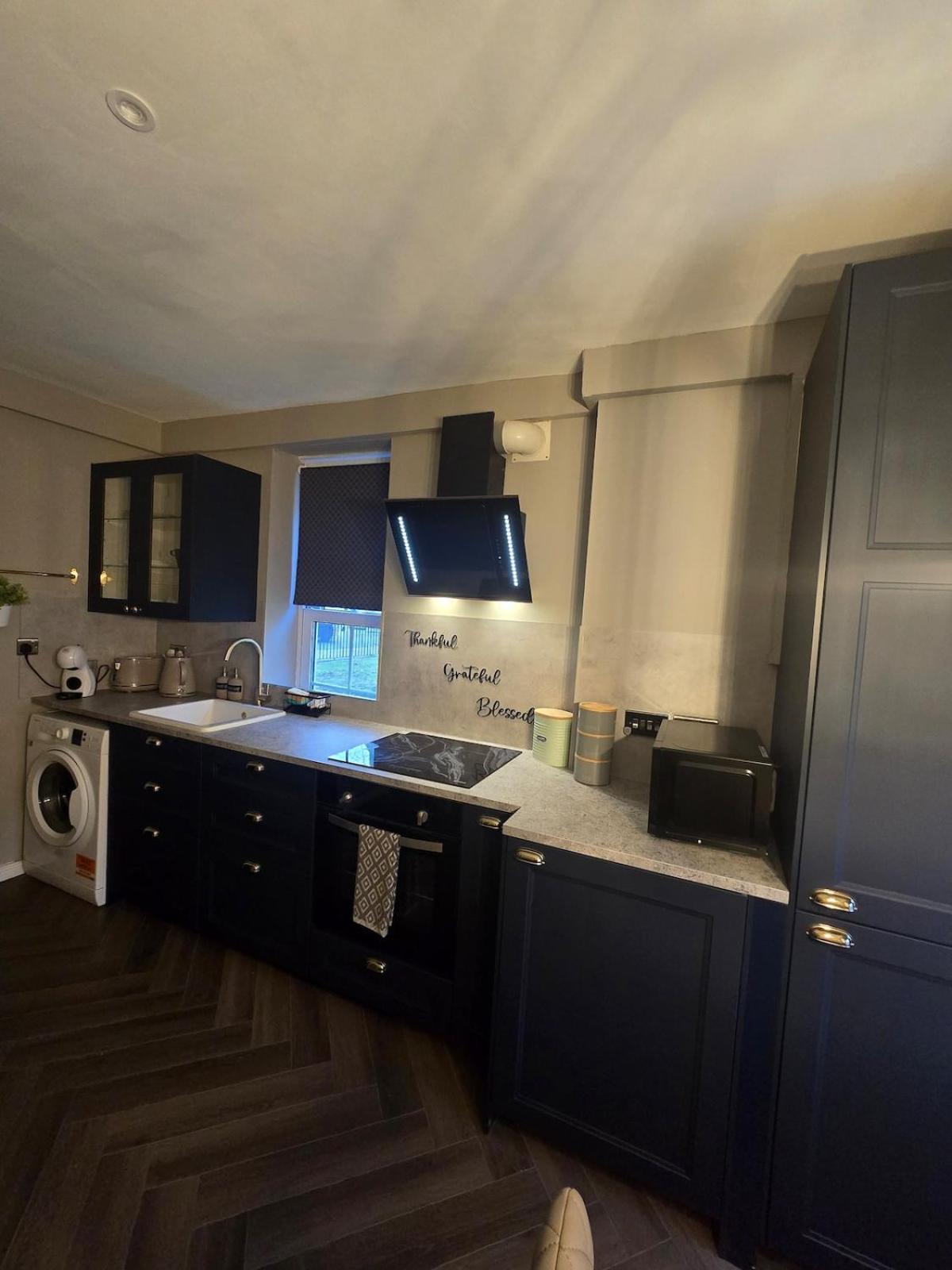 Contemporary & Spacious 1bd - Fireplace With Modern Comforts Apartament *
