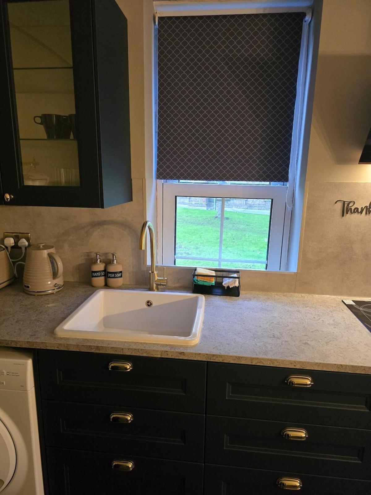 Contemporary & Spacious 1bd - Fireplace With Modern Comforts * Londra